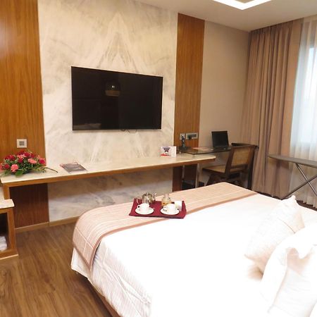 Lords Plaza Surat Hotel Екстериор снимка