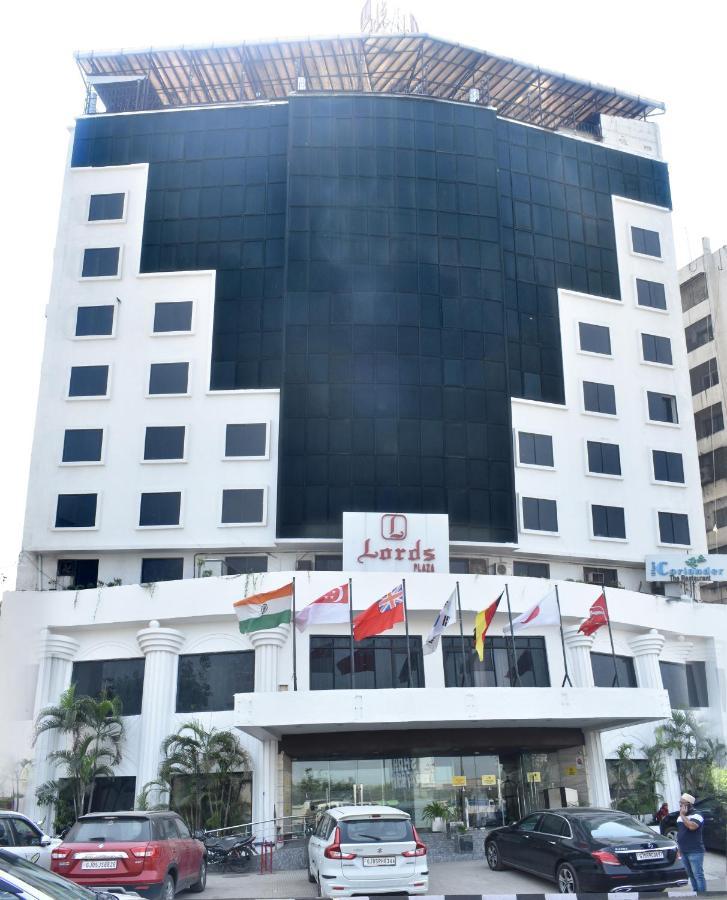 Lords Plaza Surat Hotel Екстериор снимка