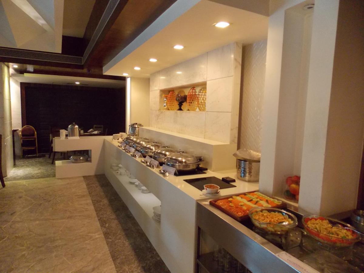 Lords Plaza Surat Hotel Екстериор снимка