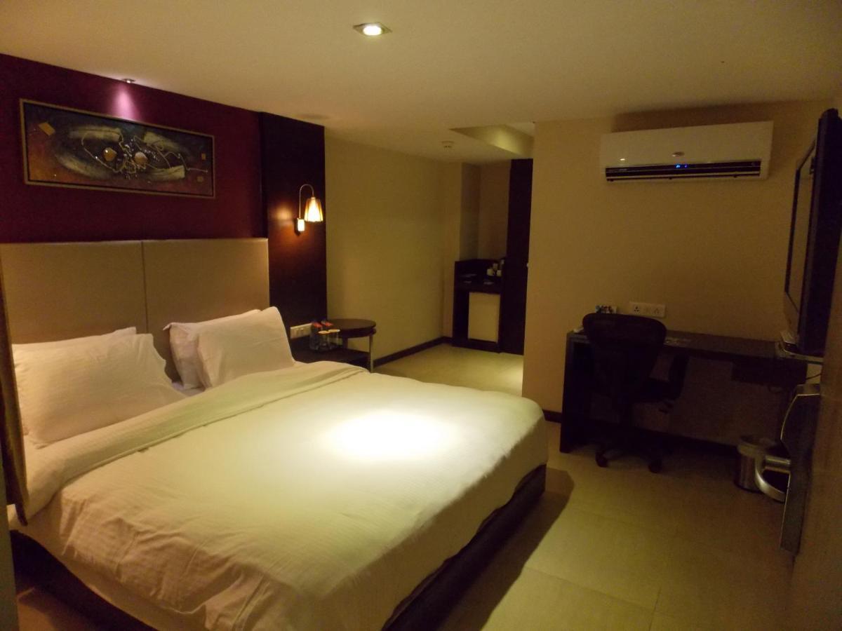 Lords Plaza Surat Hotel Екстериор снимка
