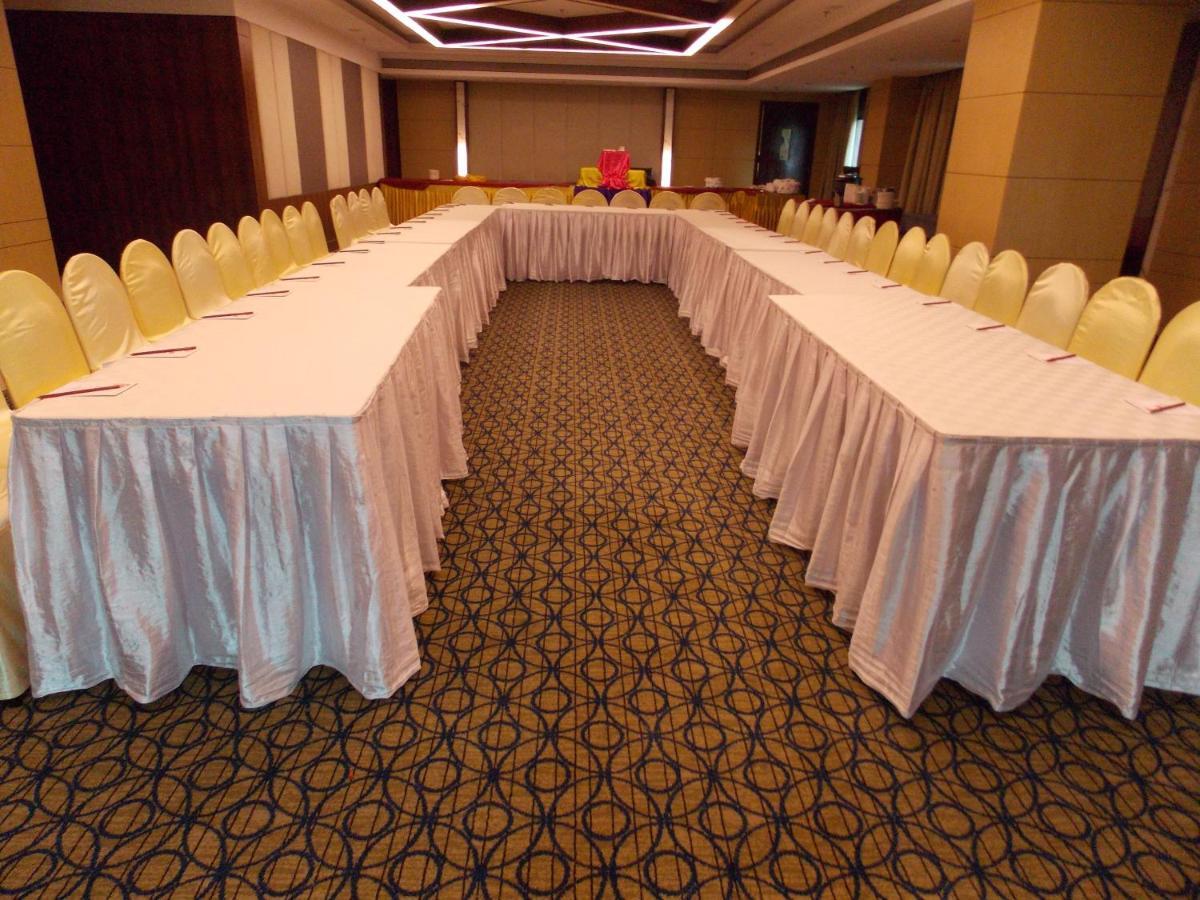 Lords Plaza Surat Hotel Екстериор снимка