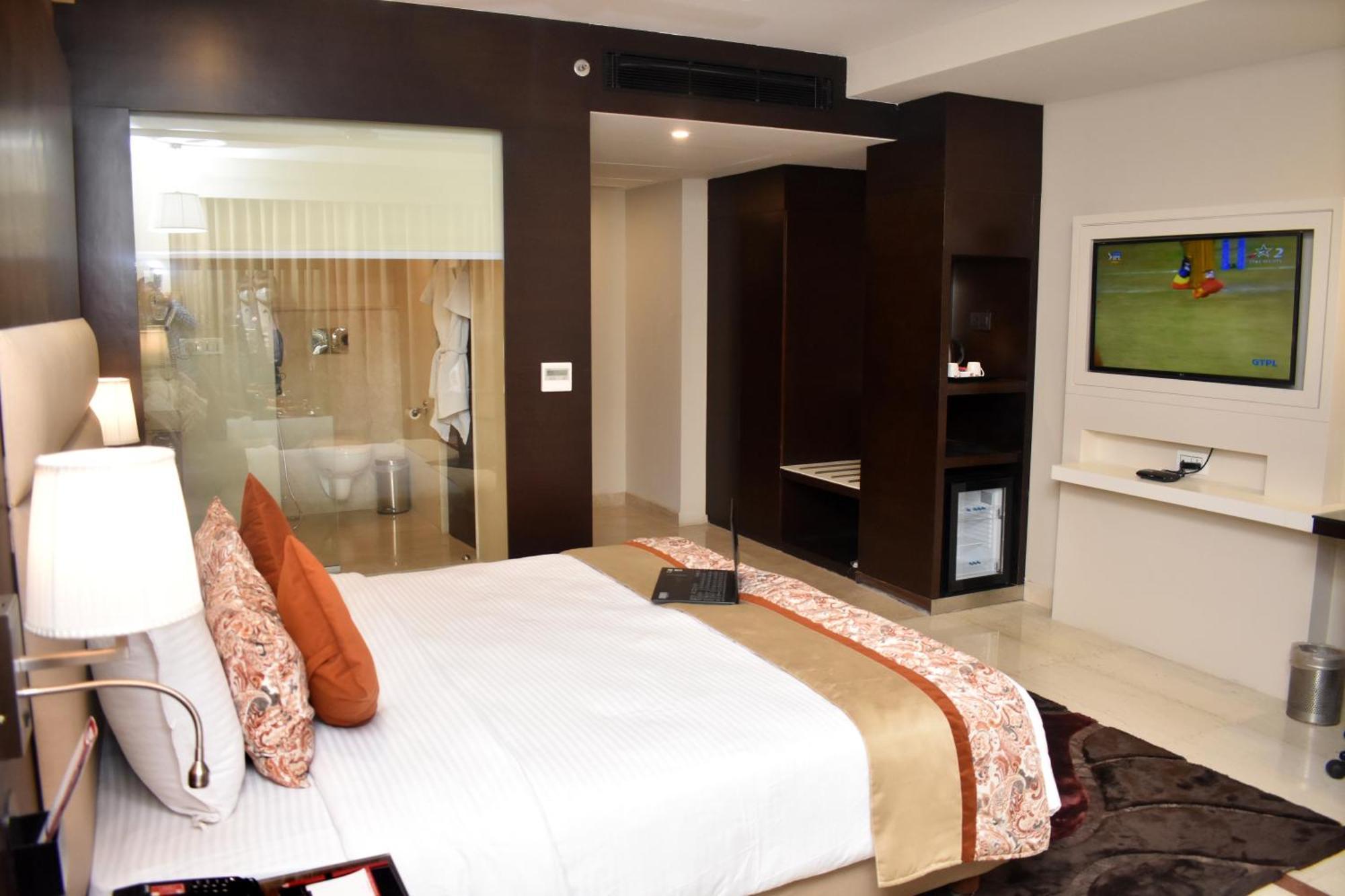 Lords Plaza Surat Hotel Екстериор снимка