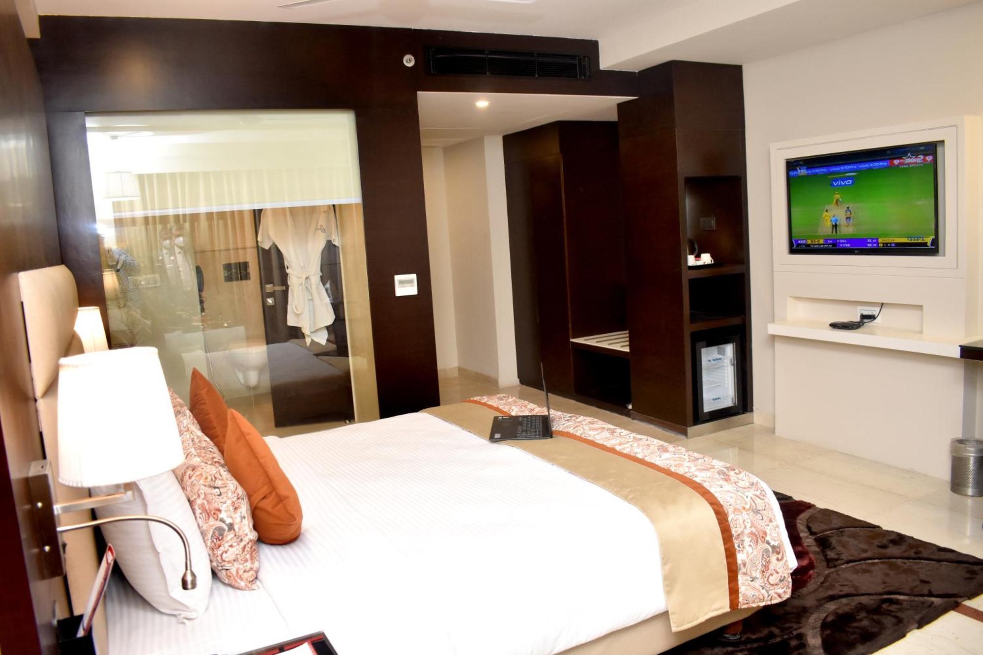 Lords Plaza Surat Hotel Екстериор снимка