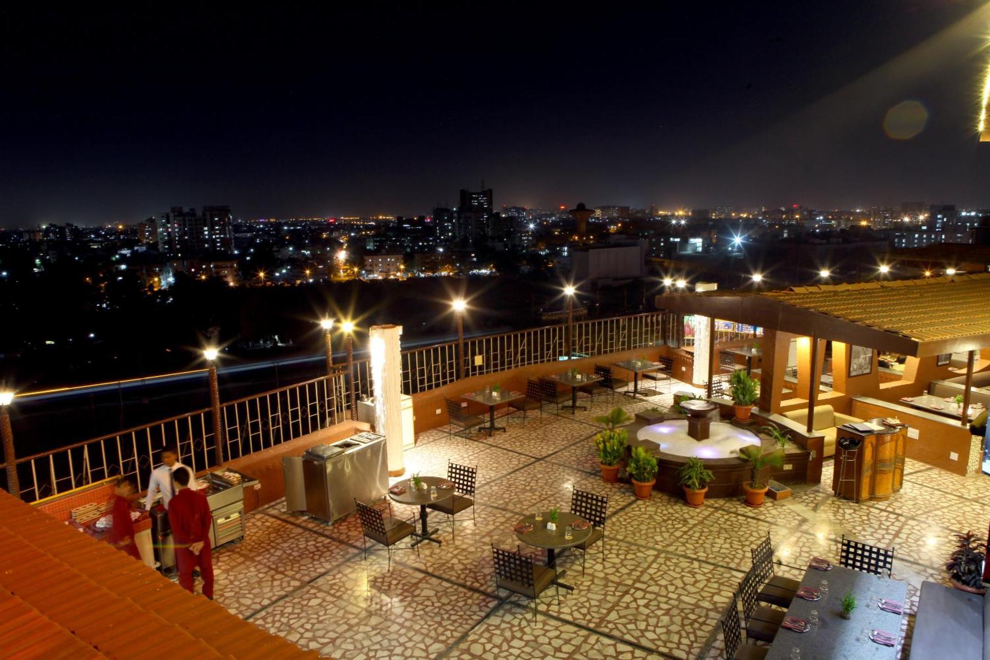 Lords Plaza Surat Hotel Екстериор снимка