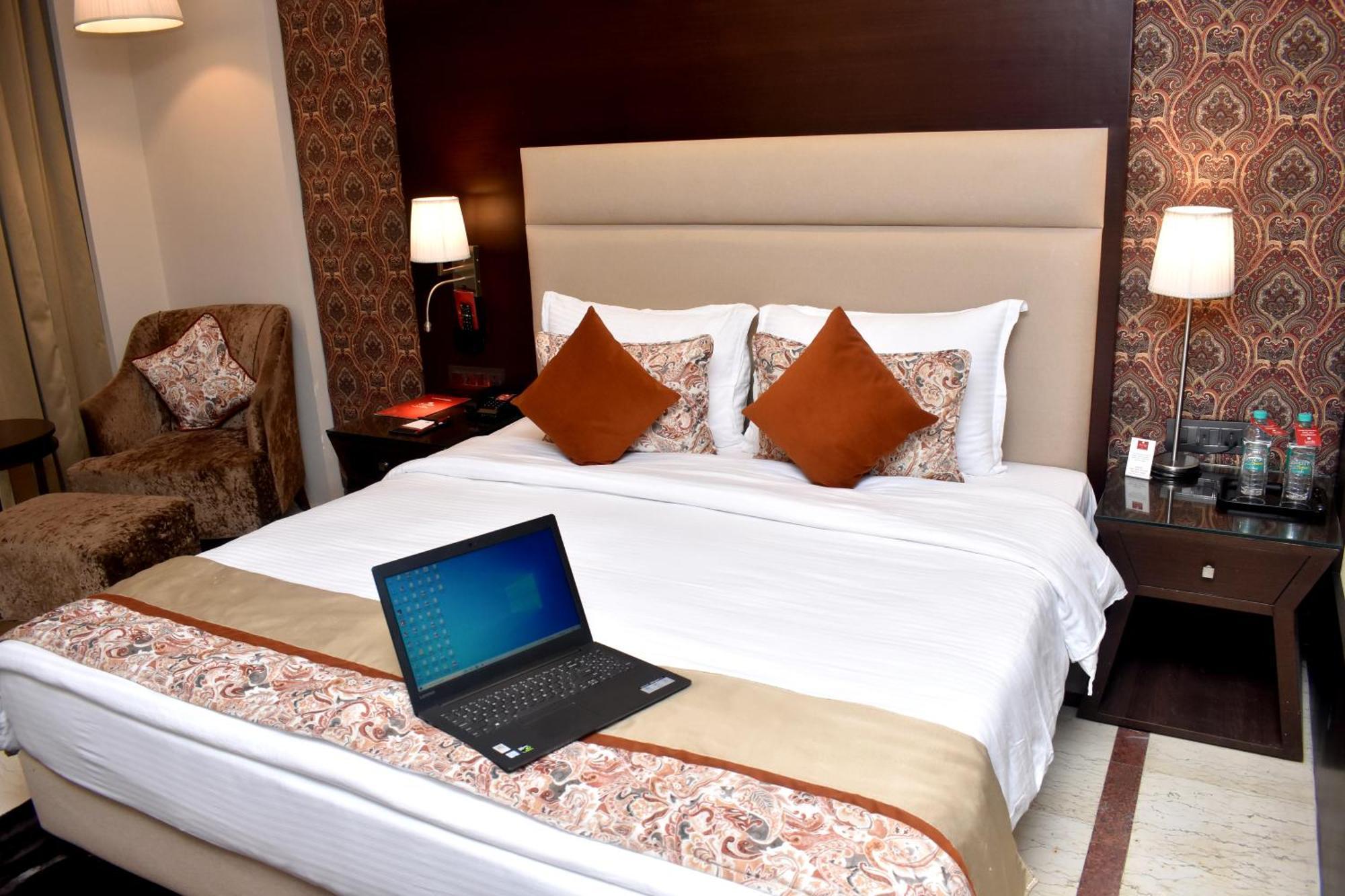 Lords Plaza Surat Hotel Екстериор снимка