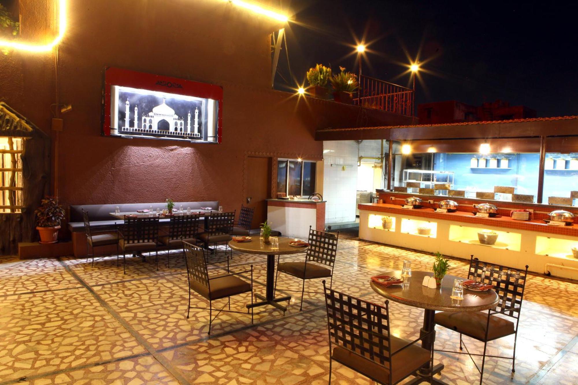 Lords Plaza Surat Hotel Екстериор снимка