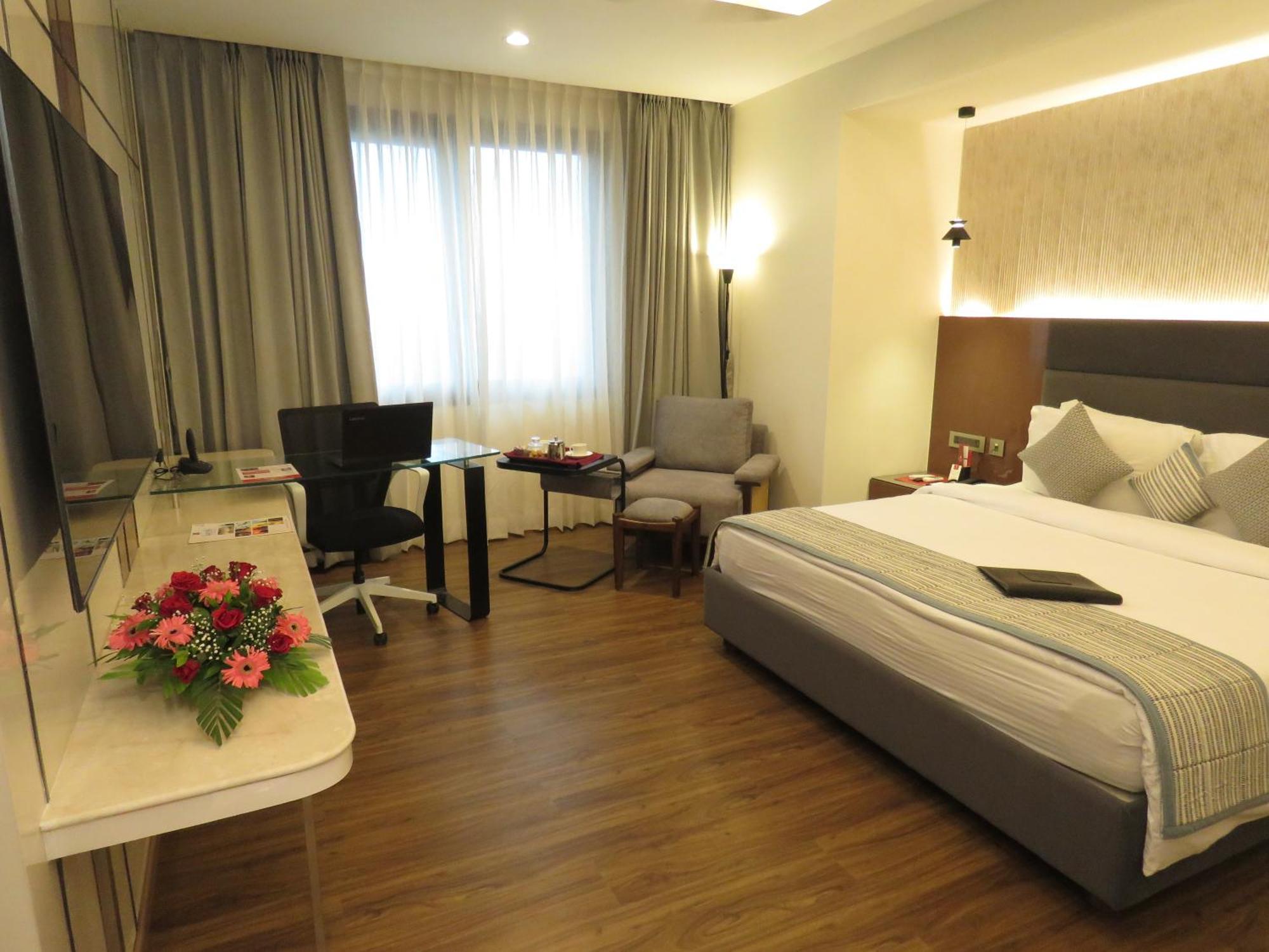Lords Plaza Surat Hotel Екстериор снимка
