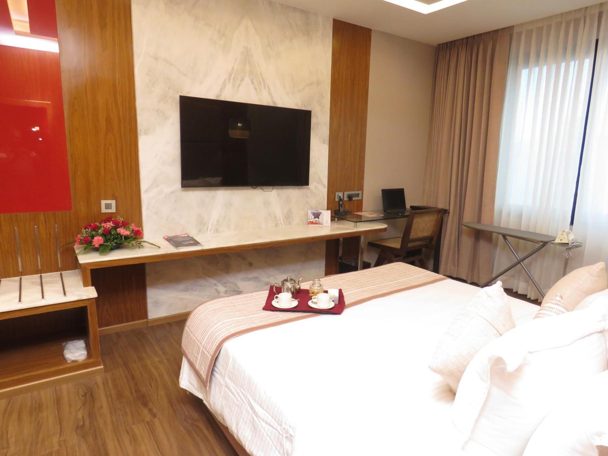 Lords Plaza Surat Hotel Екстериор снимка