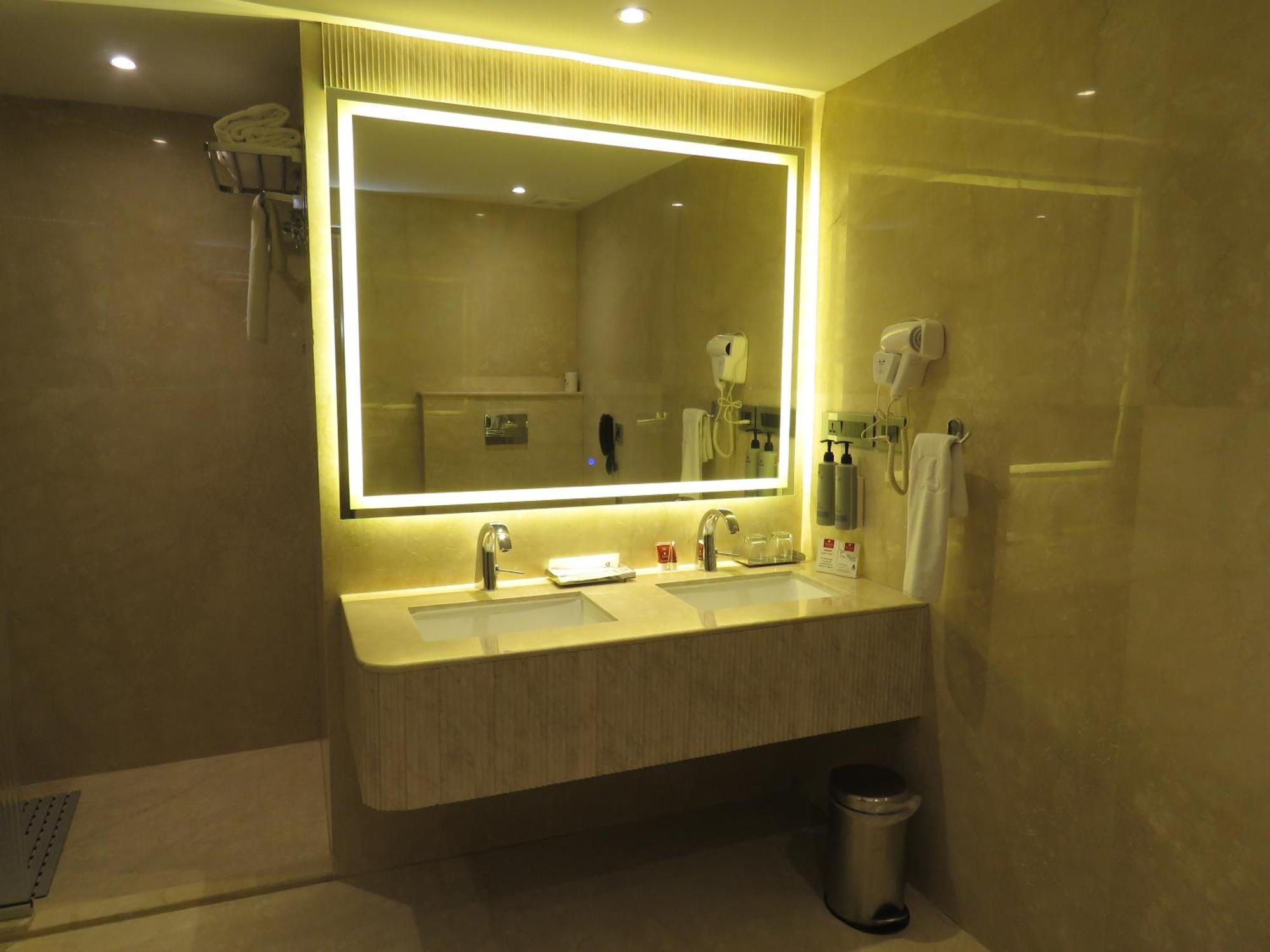 Lords Plaza Surat Hotel Екстериор снимка