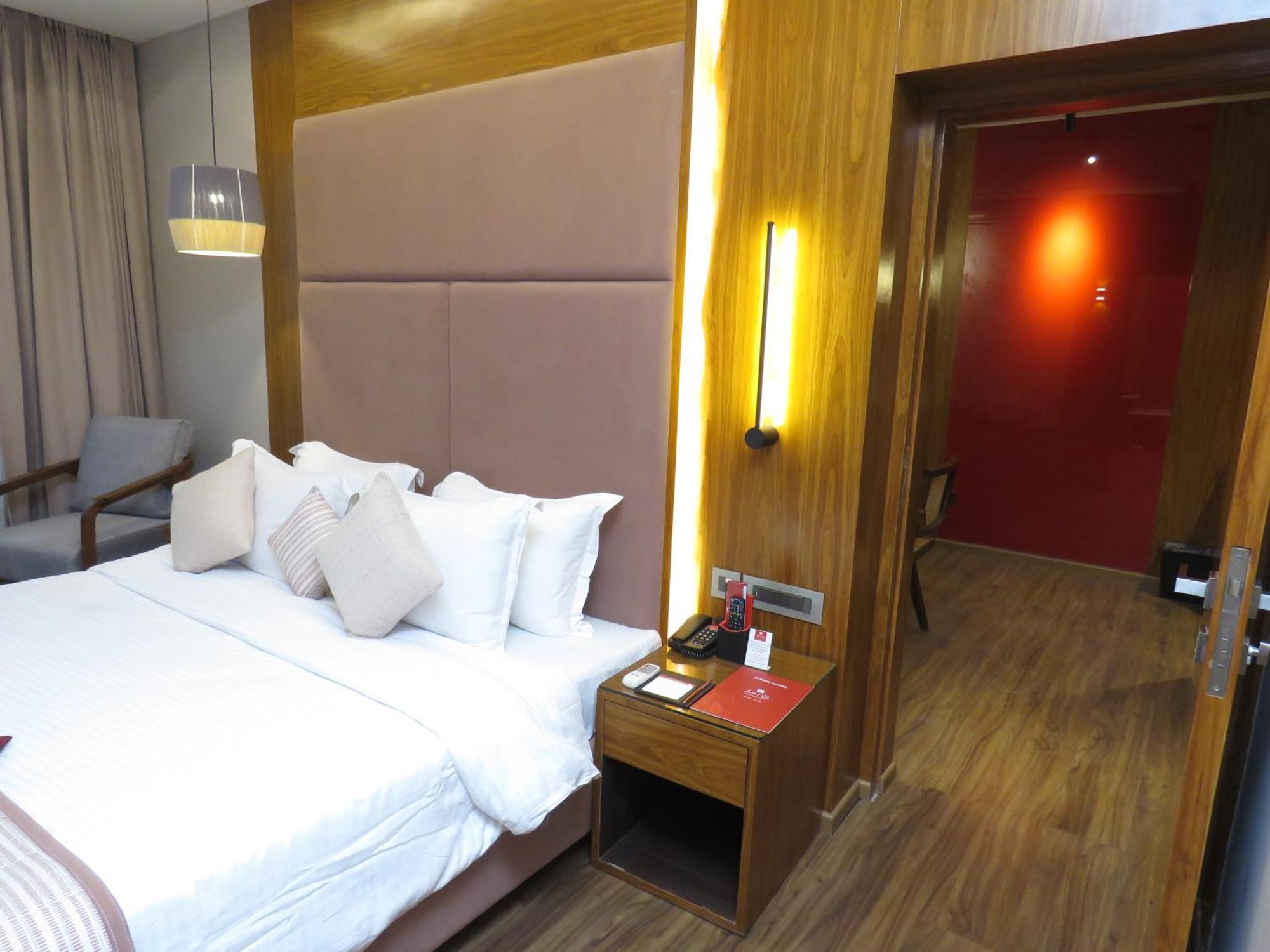 Lords Plaza Surat Hotel Екстериор снимка