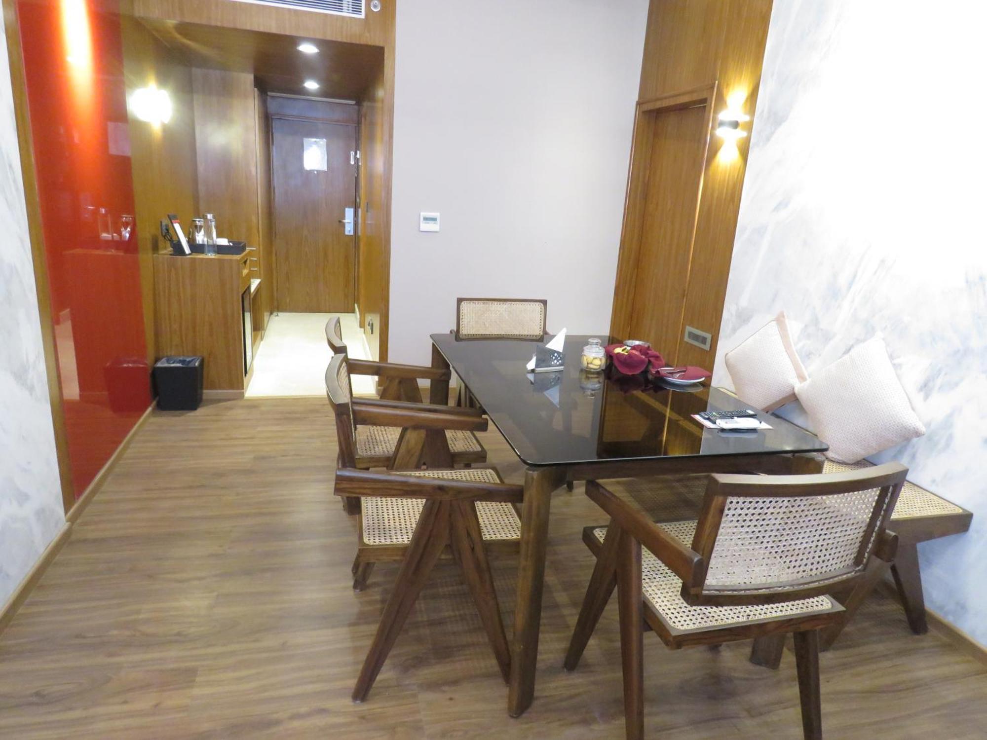 Lords Plaza Surat Hotel Екстериор снимка