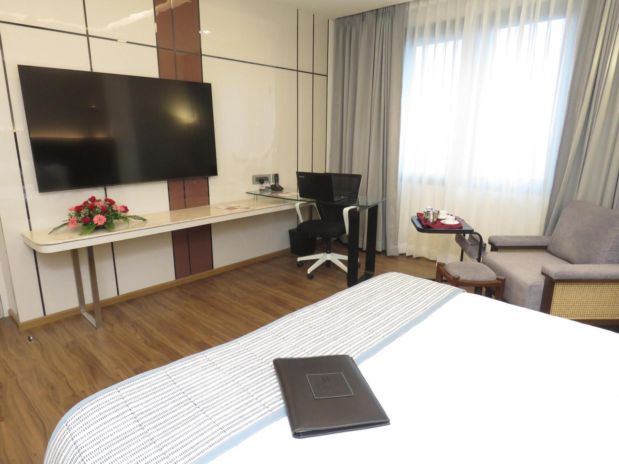Lords Plaza Surat Hotel Екстериор снимка