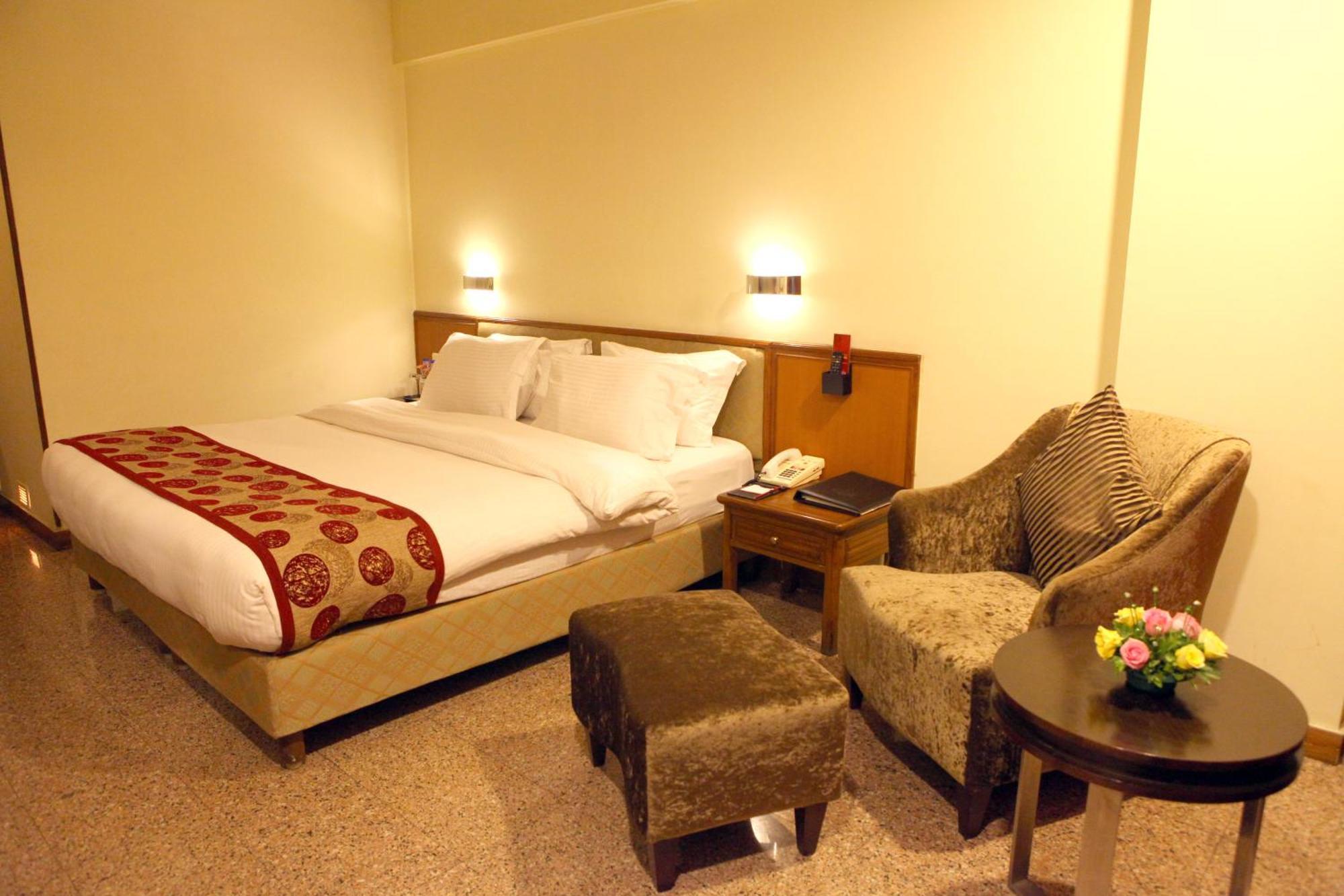 Lords Plaza Surat Hotel Екстериор снимка
