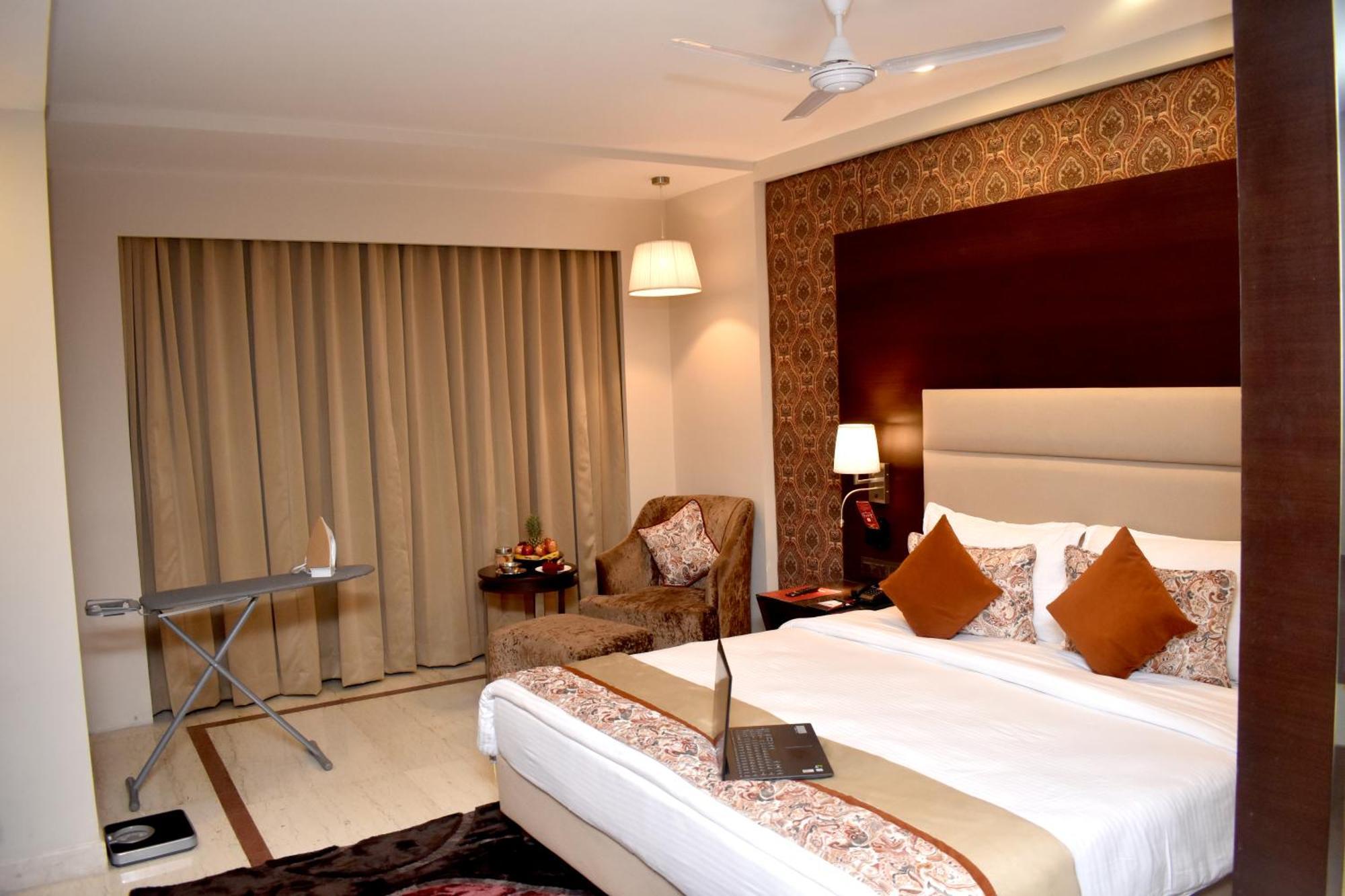 Lords Plaza Surat Hotel Екстериор снимка