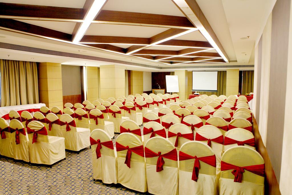 Lords Plaza Surat Hotel Екстериор снимка