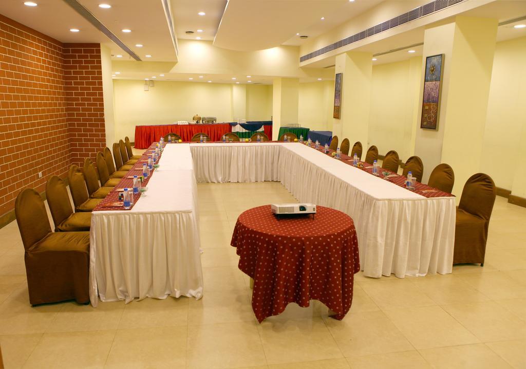 Lords Plaza Surat Hotel Екстериор снимка