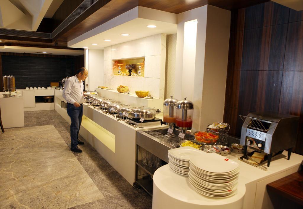 Lords Plaza Surat Hotel Екстериор снимка