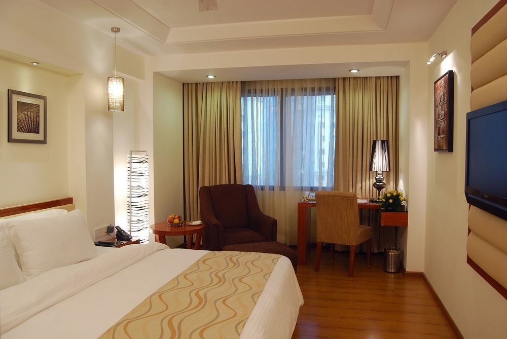 Lords Plaza Surat Hotel Стая снимка
