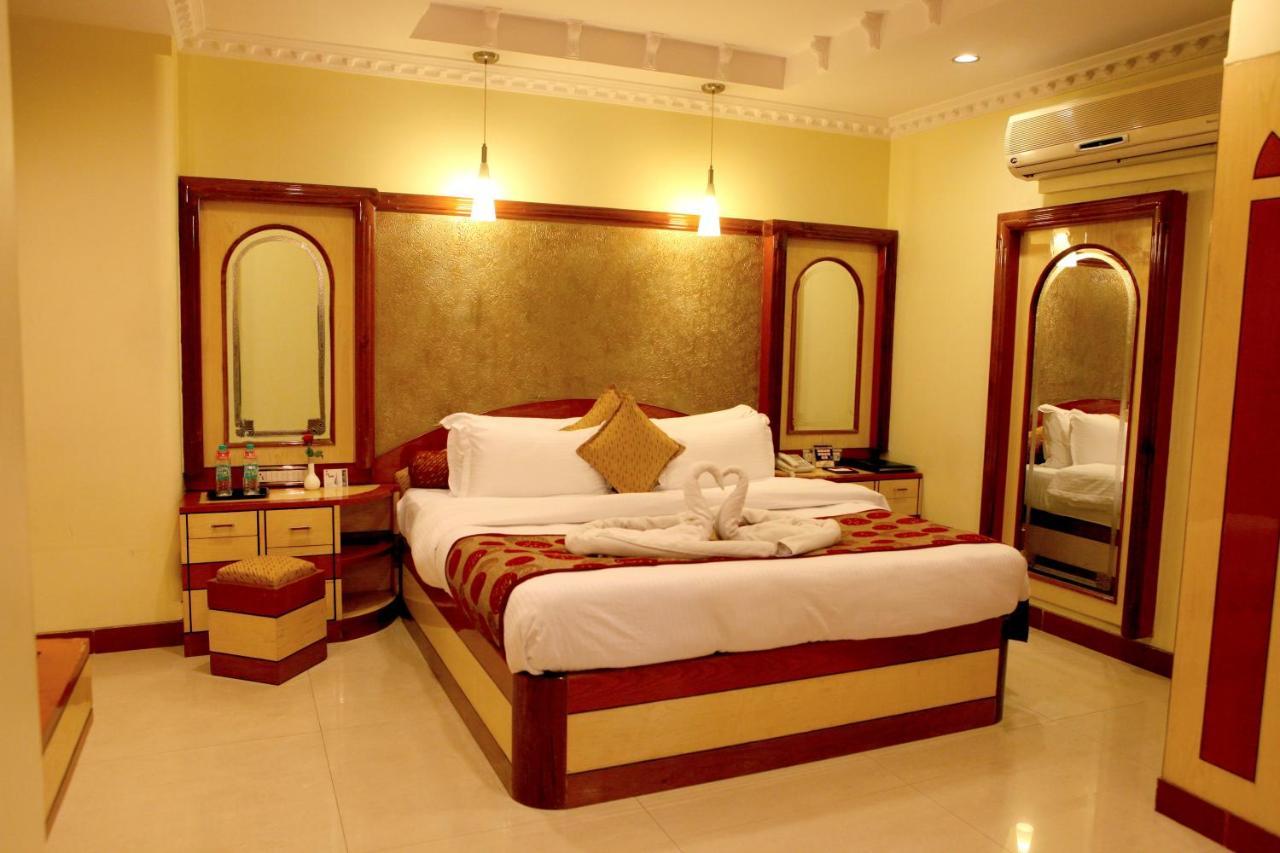 Lords Plaza Surat Hotel Екстериор снимка