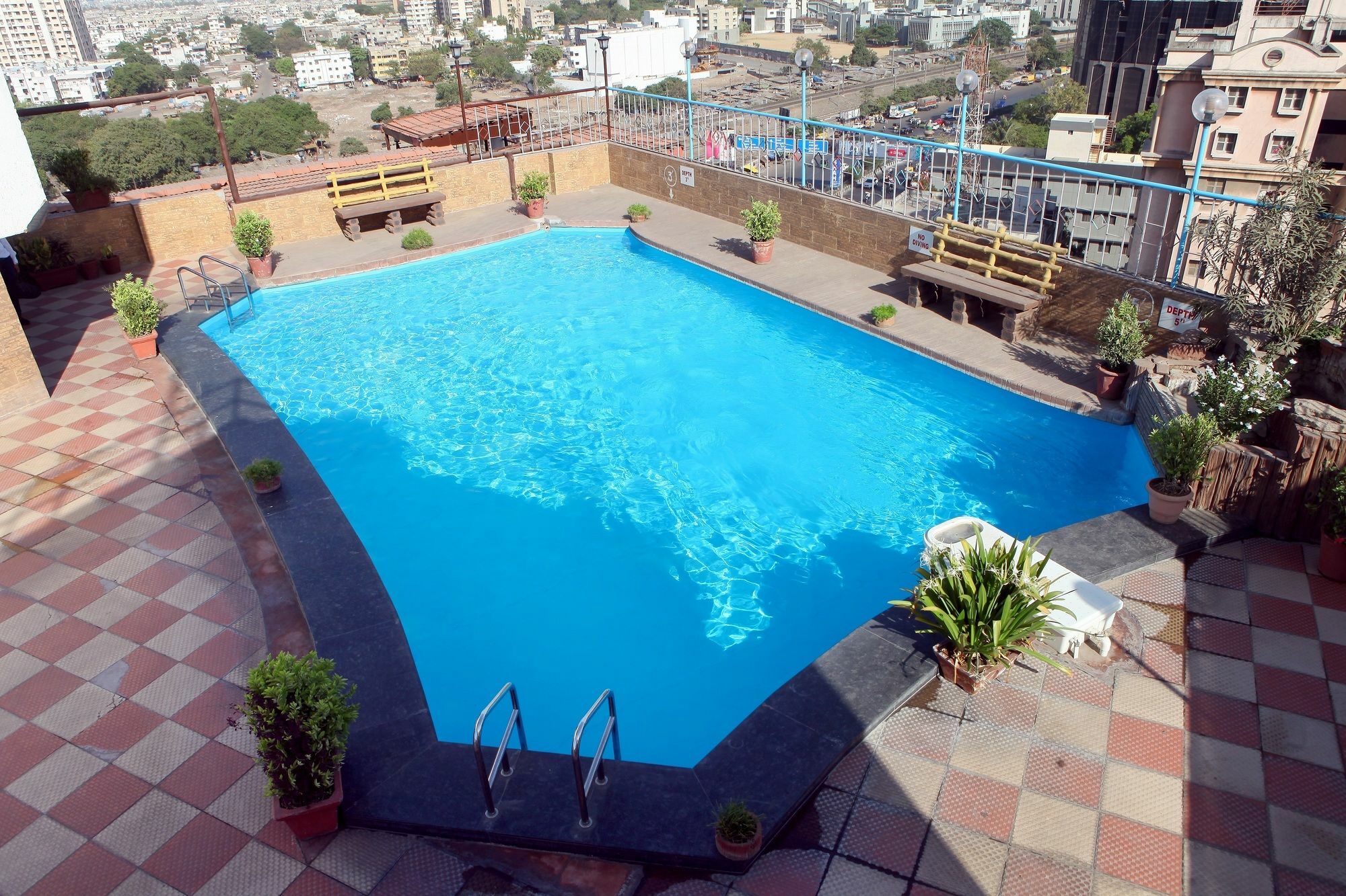 Lords Plaza Surat Hotel Екстериор снимка